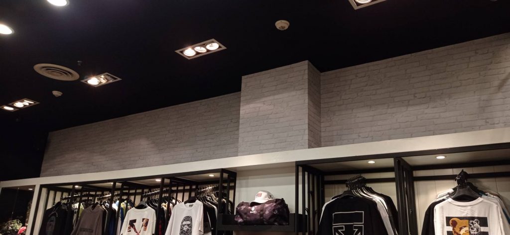 วอลเปเปอร์ลายอิฐเทา แต่งร้านเสื้อผ้า @ฟิวเจอร์พาร์ค รังสิต