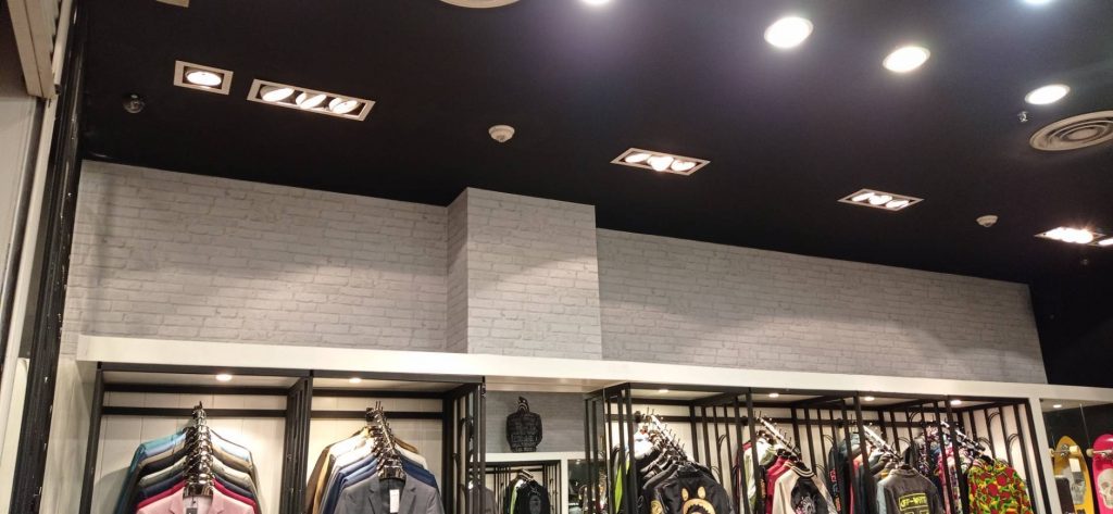 วอลเปเปอร์ลายอิฐเทา แต่งร้านเสื้อผ้า @ฟิวเจอร์พาร์ค รังสิต