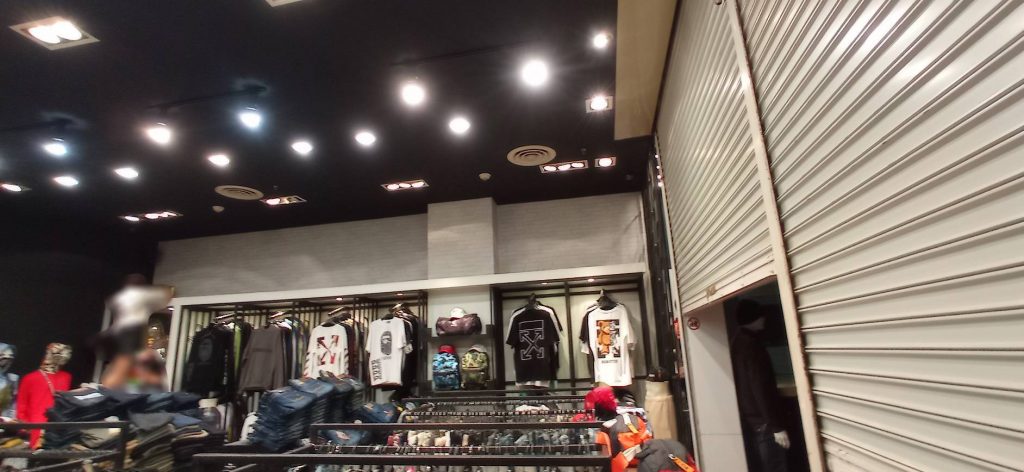 วอลเปเปอร์ลายอิฐเทา แต่งร้านเสื้อผ้า @ฟิวเจอร์พาร์ค รังสิต