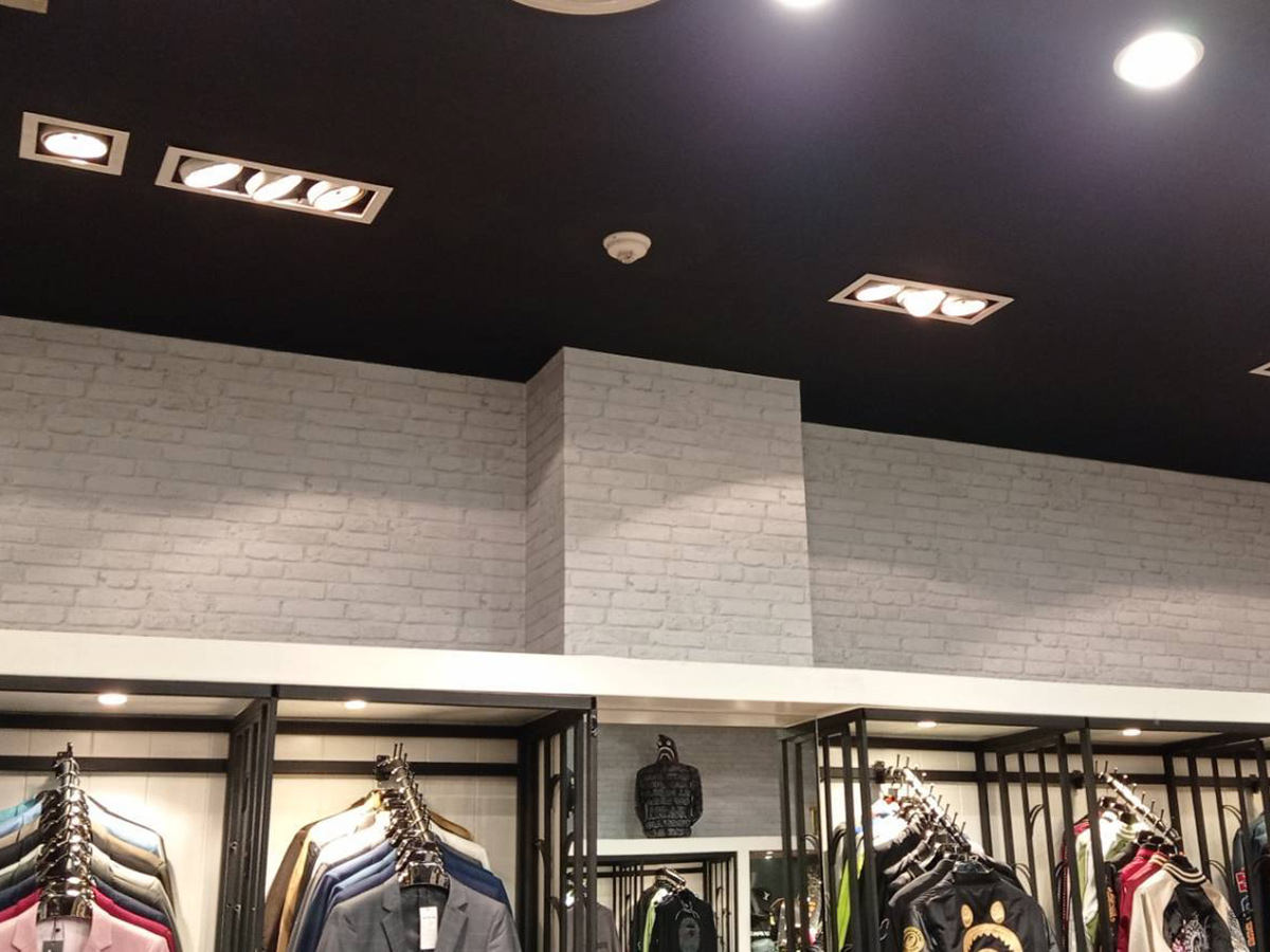 วอลเปเปอร์ลายอิฐเทา แต่งร้านเสื้อผ้า ฟิวเตอร์พาร์ครังสิต